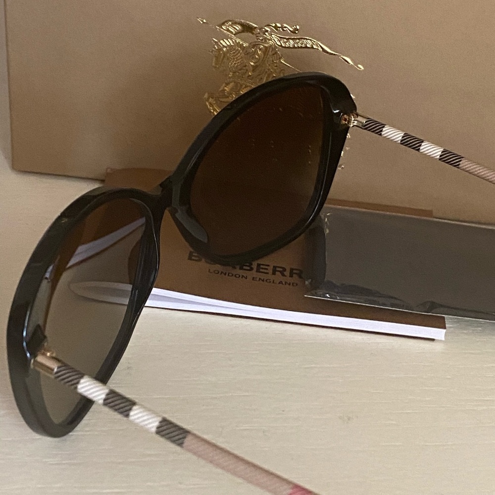 Brand new  Burberry polarised sunglasses 🔥… - Picture 3 of 13